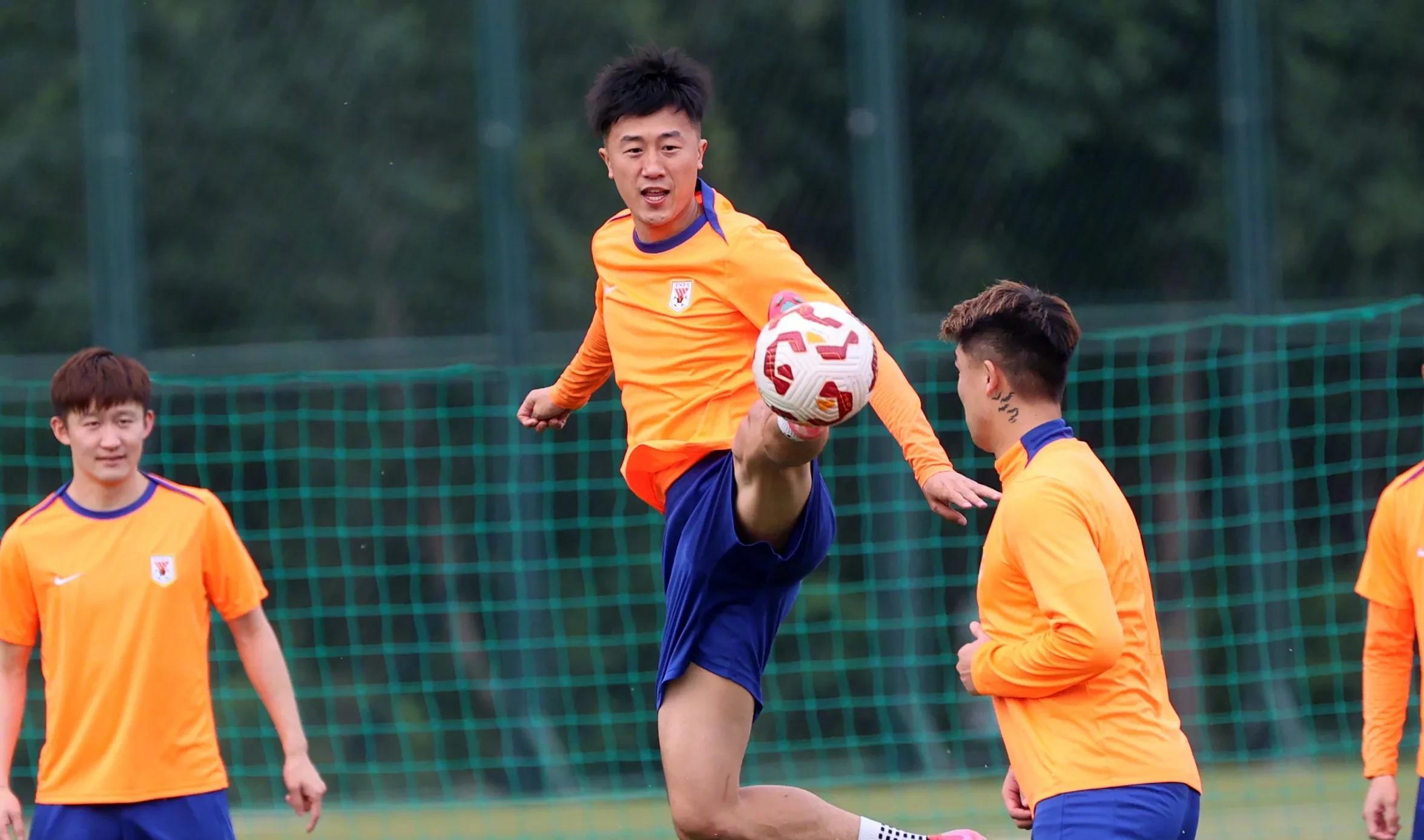 里程碑夜！山东泰山回应争议，德国杯清晨刷纪录，赛场秩序良好，身体对抗强度拉满